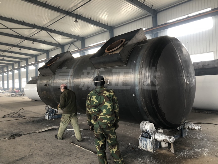 阜新正达金属结构制造有限公司的SF双层油罐测试车间。