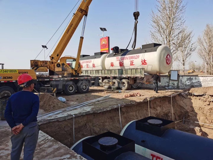 阜新正达金属结构制造有限公司的SF双层油罐运抵加油站改造工地，准备吊装。