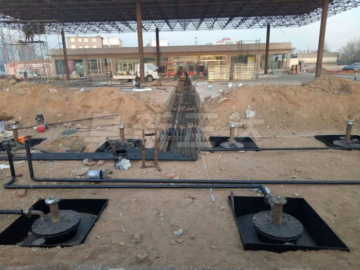 阜新正达金属结构制造有限公司在加油站改造工地进行SF双层油罐和双层管道的连接安装。